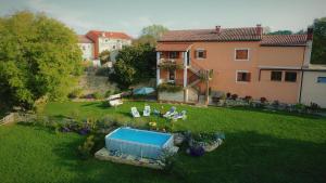 an aerial view of a yard with a house at Apartment Milan Istra in Režanci