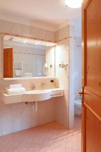 A bathroom at Hotel Hubertusstube