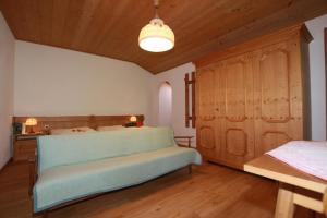 特林斯的住宿－Klauserhof，一间卧室设有一张床和木制天花板