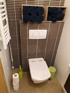 uma pequena casa de banho com WC e toalhas em Apartament Zielony Zdrój em Polanica-Zdrój