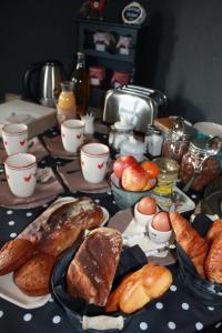 un tavolo ricoperto da molti tipi diversi di pane di Les 2 Granges Gîte a Bérig-Vintrange