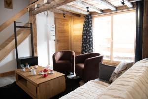 A seating area at Chalet Victoire