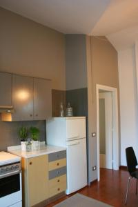 Il comprend une cuisine équipée d'un réfrigérateur blanc et d'une cuisinière. dans l'établissement Residence Gemma, à Riva del Garda