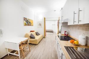 kuchnia i salon z kanapą i stołem w obiekcie Le Ninfee w Bolonii