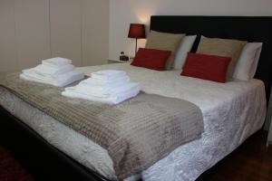 Ein Bett oder Betten in einem Zimmer der Unterkunft Almada Porto Downtown - by Guest SPA