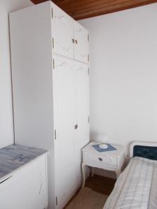 Habitación pequeña con cama y mesa pequeña en Krk Apartmani Pepina, en Krk