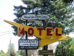 un panneau pour un motel avec beaucoup de panneaux dans l'établissement Motel des Deux Lacs, à Waterloo