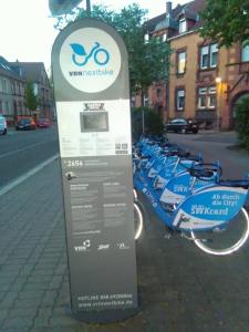 凱撒斯勞滕的住宿－Doppelbettzimmer mit Bad，停在街上的一排自行车的标志