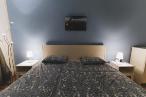 A bed or beds in a room at BestVienna U1 Kagran/DZ