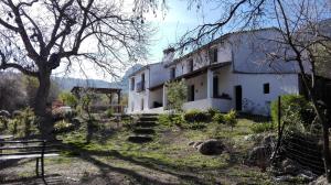 A garden outside Casa Rural La Maquinilla