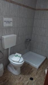 Vonios kambarys apgyvendinimo įstaigoje Guest House Sakis.