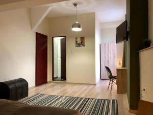 プロブディフにあるSKYLER GUEST HOUSEのリビングルーム(ベッド1台付)、廊下