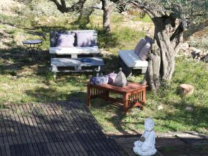 a chair and a couch and a coffee table in a yard at Casa Rural Delta del Ebro Ecoturismo in Camarles