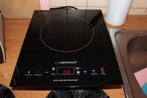 カルパチにあるPokój Kameralny- De Luxe z oddzielnym wejsciemの電子レンジの上に時計が付いた黒い箱 +47枚の写真