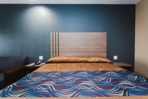 Krevet ili kreveti u jedinici u objektu Budget Host Inn & Suites
