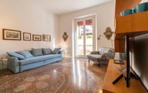 ボローニャにあるAsinelli Suite, privilegiata vista sulle due Torriのリビングルーム(青いソファ、テレビ付)