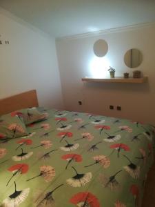 een bed met een dekbed met tekeningen van vogels bij Oportobestview-TopFlat in Porto