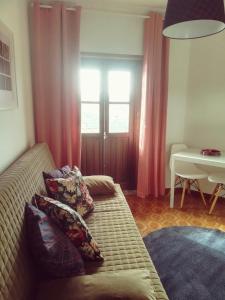 een woonkamer met een bank met kussens erop bij Oportobestview-TopFlat in Porto