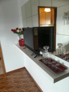 een kamer met een aanrecht met een bril erop bij Oportobestview-TopFlat in Porto