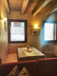 sala de estar con sofá y mesa en Venice Apartment en Venecia