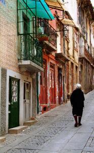 een vrouw die door een straat loopt in een steegje bij Oportobestview-TopFlat in Porto