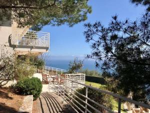 eine Treppe, die zu einem Gebäude mit Meerblick führt in der Unterkunft Beautiful Villa 5 min from Monaco in Cap d'Ail