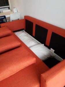 ein Bett mit einem orangefarbenen Bettgestell in der Unterkunft Gaviota in Middelkerke
