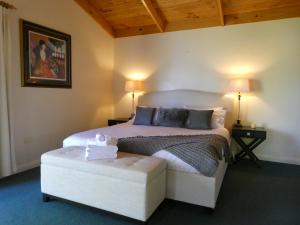 A bed or beds in a room at Osprey Lodge & Bungalow