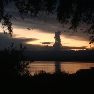 una puesta de sol sobre el agua con una nube en el cielo en 2 PAX DPTOS en Villa Rumipal