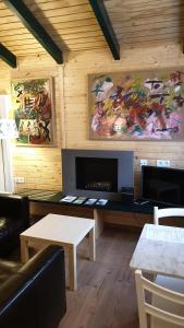 salon z kominkiem i obrazem na ścianie w obiekcie Las casas de Colinas w mieście Vejer de la Frontera
