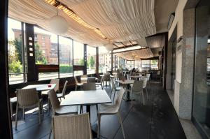 A restaurant or other place to eat at Drake