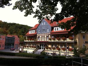 ein großes Gebäude mit rotem Dach in der Unterkunft Kurhotel Bad Suderode in Bad Suderode