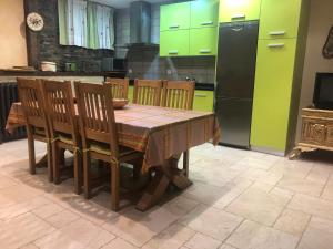エスカライにあるApartamento con jardinのキッチン(テーブル、椅子、冷蔵庫付)