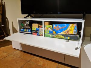 ein weißes Entertainment-Center mit einem TV darüber in der Unterkunft Ferienwohnung mit Terrasse in Grimma