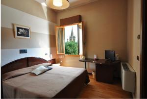 A bed or beds in a room at Drake