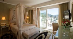 Телевизор и/или развлекательный центр в Odysseus Hotel