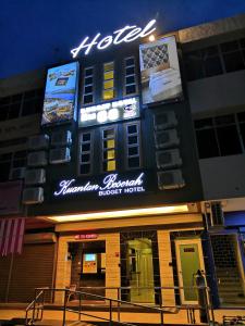 クアンタンにあるKUANTAN BESERAH BUDGET HOTELの建物の横に看板のあるホテル