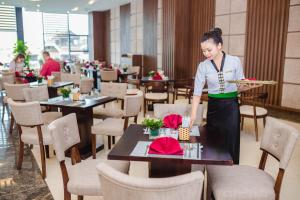 A restaurant or other place to eat at Muong Thanh Luxury Bac Ninh Hotel