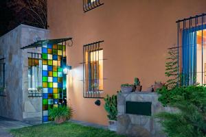 una casa con una vidriera colorida en Alquiler temp "UNA PAUSA" Barrio Privado en Vistalba en Mendoza