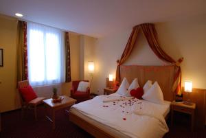 מיטה או מיטות בחדר ב-Hotel Schweizerhof