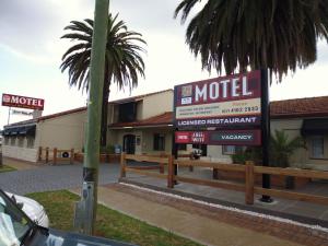 un motel con un cartello di fronte a un edificio di Burke & Wills Motor Inn a Kingaroy