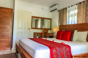 Rúm í herbergi á Surf Tropical Villa Takamaka