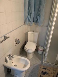 Et badeværelse på Airport Bedroom House