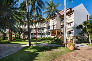 un edificio con palmeras delante en Terracotta Resort & Spa, en Mui Ne