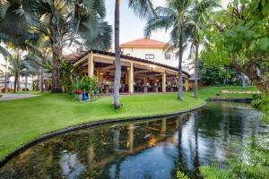 un resort con laghetto e palme di Terracotta Resort & Spa a Mui Ne