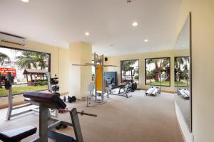 een fitnessruimte met cardio-apparatuur en een groot raam bij Terracotta Resort & Spa in Mũi Né