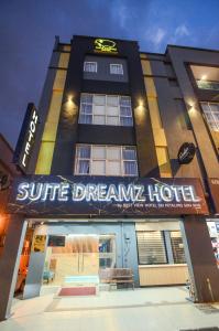um hotel com uma placa que lê suite dream hotel em Suite Dreamz Hotel em Kuala Lumpur