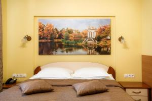 Säng eller sängar i ett rum på Hotel Sverdlova 27