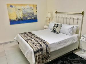 a bedroom with a bed with a picture of a man at MiCasa SuCasa Manor in Pretoria