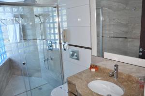 A bathroom at Kleopatra Micador Otel